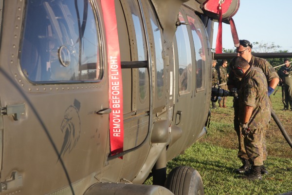 Aeroporto da cidade é usado para reabastecimento remoto. O combustível chega ao tanque do avião C-105 Amazonas