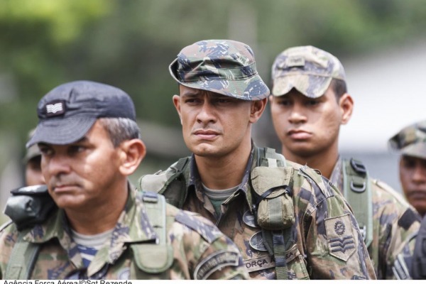 Profissionais de diferentes unidades trabalham em conjunto para efetuar a troca da Bandeira Nacional