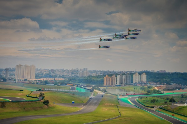 A Esquadrilha da Fumaça realizou quatro passagens sobre o Autódromo de Interlagos durante o evento