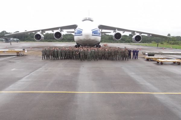 Militares brasileiros e a aeronave Antonov  BAPV