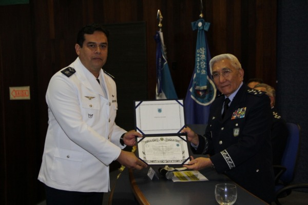 1º Colocado do CCEM recebe diploma do Comandante da Aeronáutica  SO Tostes