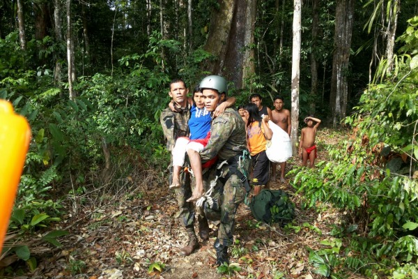 India sendo levada para a clareira  Cap Glauber