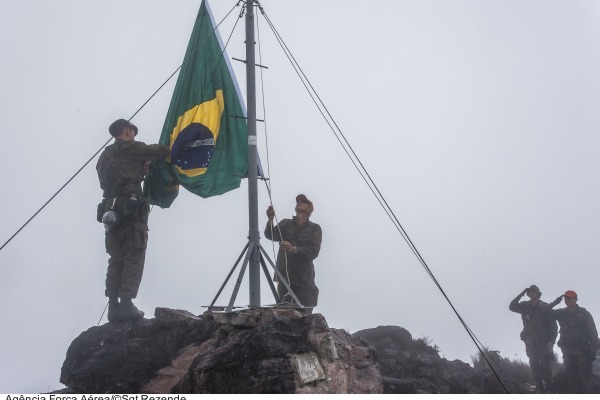 Veja como foi a jornada dos militares que realizam a troca da Bandeira Nacional no Pico da Neblina (AM)