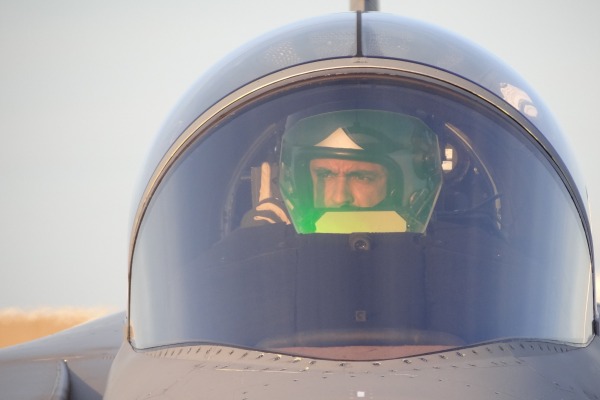 Capitão Fórneas na cabine do Gripen  Acervo pessoal