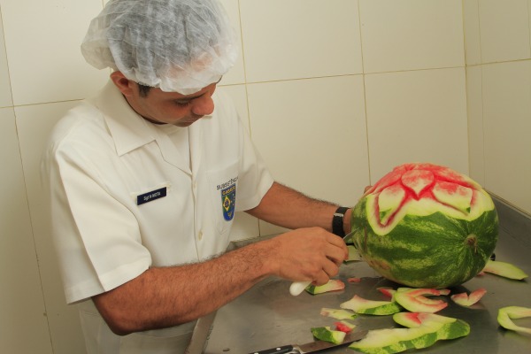 São 80 vagas, sendo 30 para arrumadores e 50 para cozinheiros