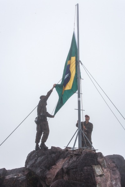 Militares vencem obstáculos da selva para trocar a bandeira nacional no ponto mais alto do Brasil