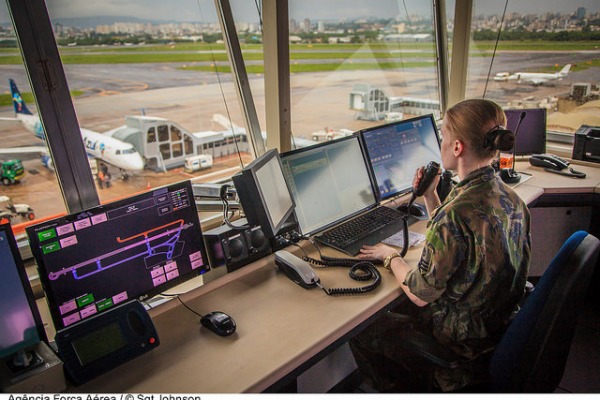 Militar em torre de controle  Sgt Johnson Barros / Agência Força Aérea