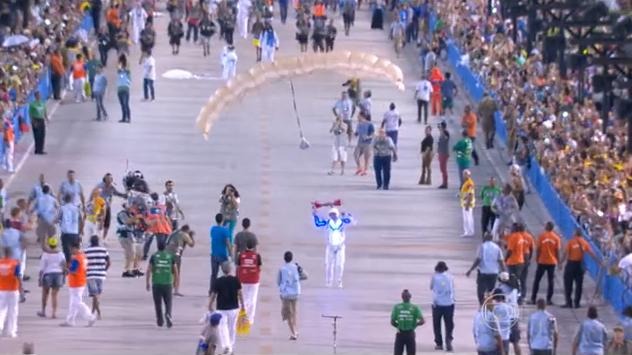 Paraquedistas no desfile da Portela  Reprodução TV Globo