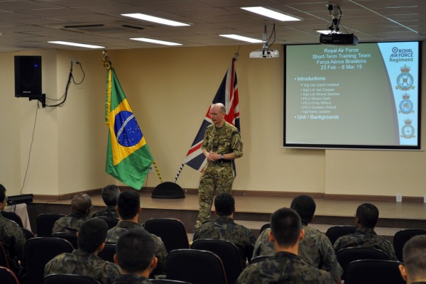 Sete militares ingleses participam do evento  Ten Helena Viza / Agência Força Aérea