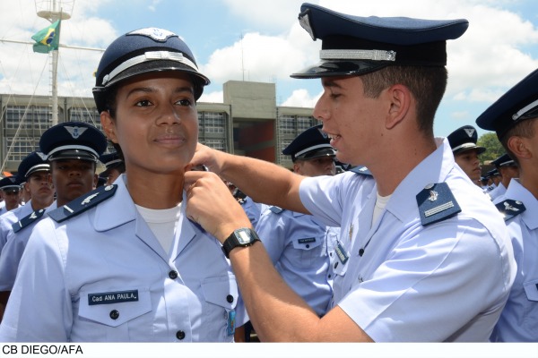 Os militares receberam as platinas que representam a incorporação dos jovens ao Corpo de Cadetes da Aeronáutica