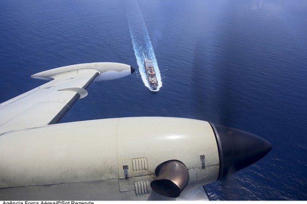 Avião P-95 fiscaliza tráfego naval  Sgt Paulo Rezende / Agência Força Aérea