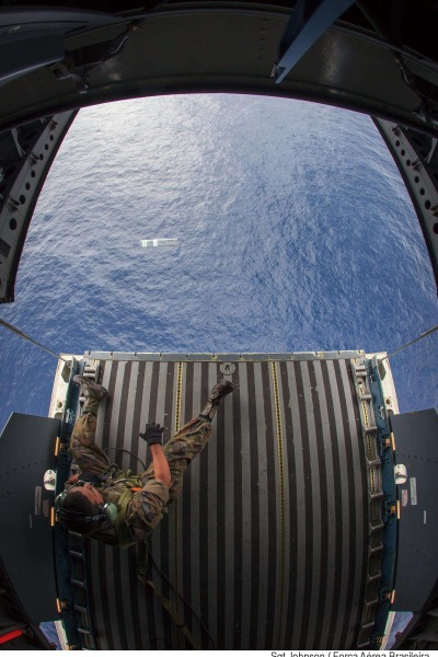 militar faz lançamento de sinalizador no mar  Sgt Johnson Barros / Agência Força Aérea