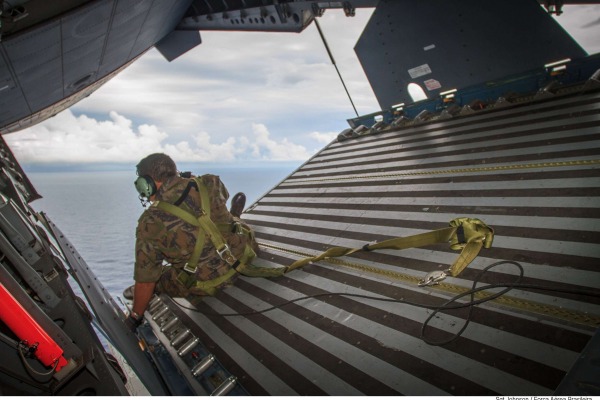 Mestre de salto observa local de lançamento  Sgt Johnson Barros / Agência Força Aérea