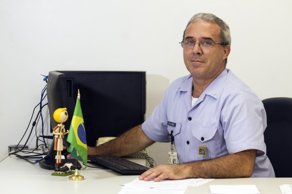 O Suboficial Daumas, especialista em meteorologia, veste a farda da FAB há quase 38 anos