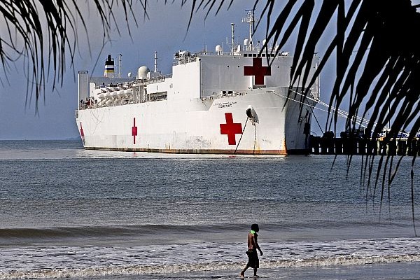 USNS Comfort em missão na Costa Rica  Kim Williams / US Navy