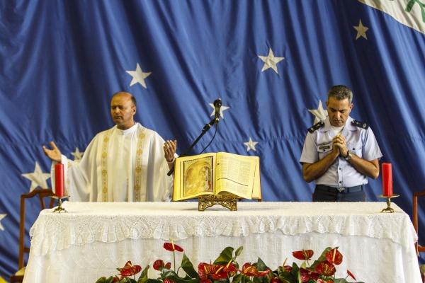 A Força Aérea Brasileira conta com um efetivo total de 45 capelães, sendo 38 católicos e 7 protestantes