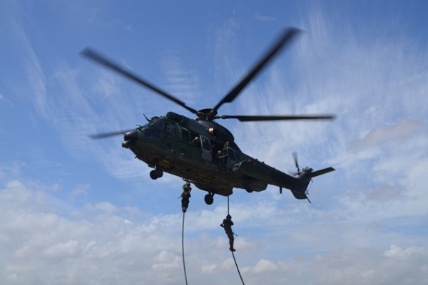 Os alunos são militares da Marinha e do Exército e tiveram treinamento de rapel e fast rope