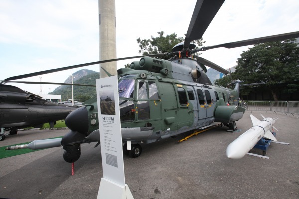 Helicóptero Caracal e míssil em exposição  Eny Miranda/ Cia da foto