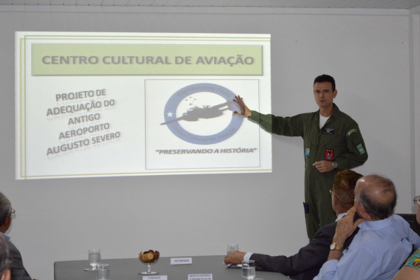 Comandante da BANT apresentando o centro cultural  S2 Canário