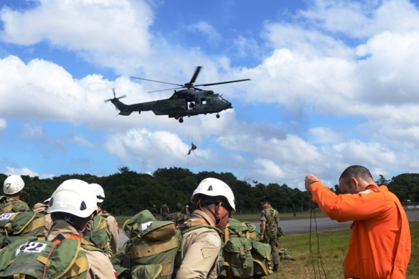 Grupamento aguardando para realizar o salto  1º Ten Cerqueira (BABE)