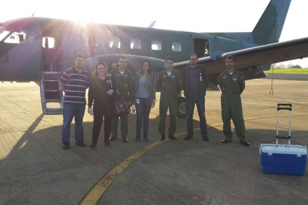 A Aeronave C-95 Bandeirante fez o deslocamento na madrugada de terça-feira (28/04)