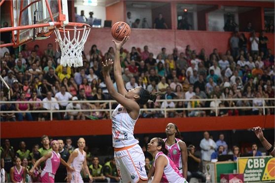 lances do jogo  Acervo da Atleta