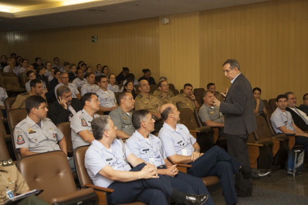 140 militares e civis das Forças Armadas e auxiliares discutiram temas como mídias sociais 