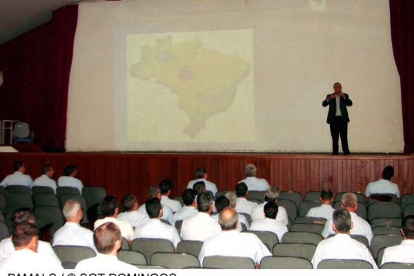 Cel Abreu palestrando ao efetivo do PAMALS  Sgt Domingos