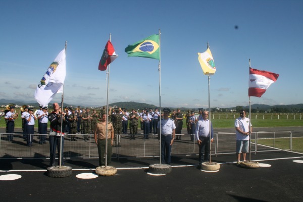 Comandante da BAFL hasteia a Bandeira  2S WILLIAN / BAFL