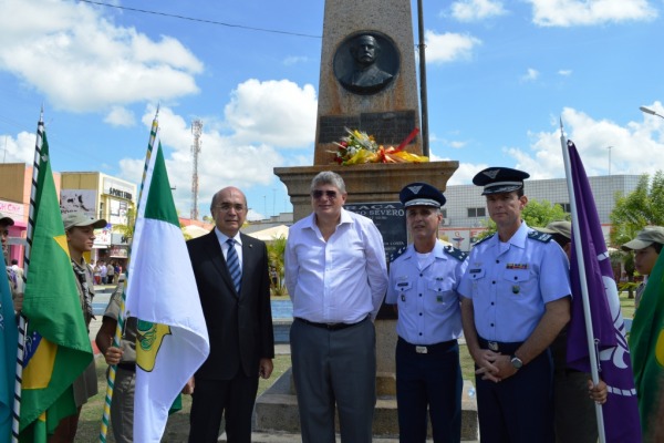 Autoridades sob busto de Augusto Severo  2T Juliana Lopes