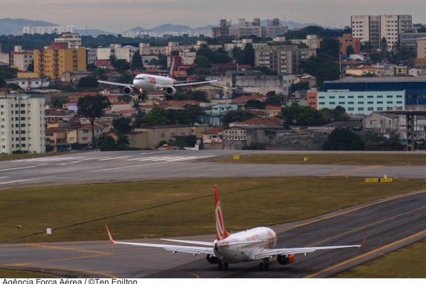 O especialista é o primeiro contato do piloto com o Sistema de Controle do Espaço Aéreo