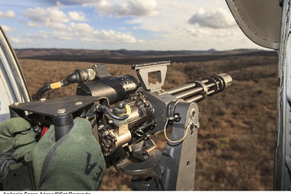 Metralhadora minigun do helicóptero H-60  Sgt Paulo Rezende / Agência Força Aérea