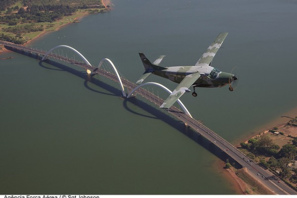 C-98 Caravan sobre a ponte JK, em Brasília  Sgt Johnson Barros / Agência Força Aérea