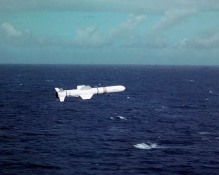 Míssil Harpoon durante voo sobre o mar  Boeing