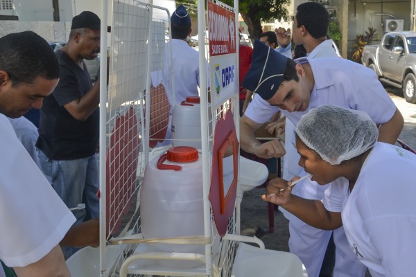 A iniciativa contou com diversas atividades, como aplicação de flúor e distribuição de kits de higiene 