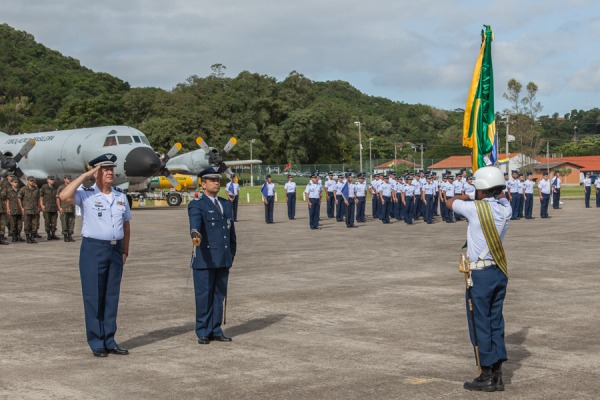 Os esquadrões da Patrulha operam as aeronaves P-3AM e P-95