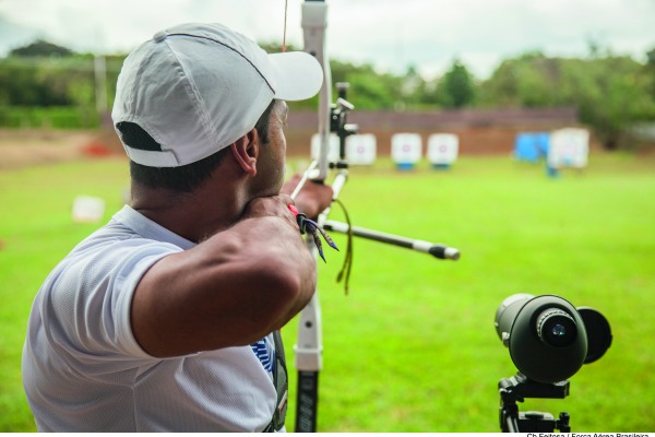 Os militares treinam cerca de seis horas todos os dias e vão participar de competições internacionais