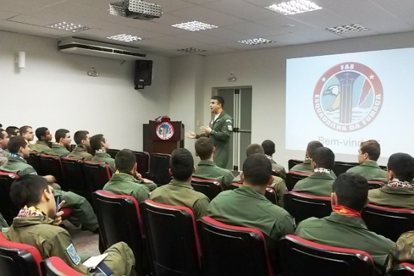 Cadetes Aviadores do 3º ano da AFA no estágio  Ten Cocate