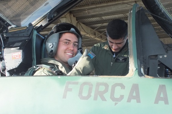 A bordo de uma aeronave F- 5 EM, estudante de 23 anos se prepara para ser o segundo brasileiro a ir ao espaço