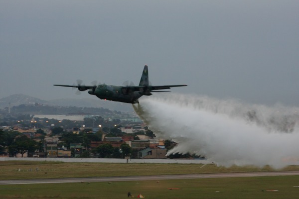 A aeronave C-130 Hércules tem capacidade de lançar até 12 mil litros de água