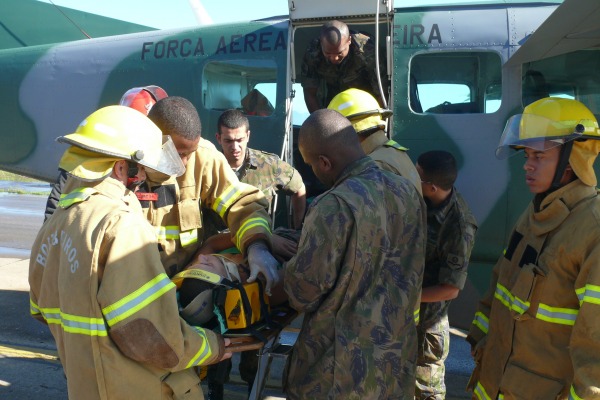 Militares realizam os primeiros socorros
