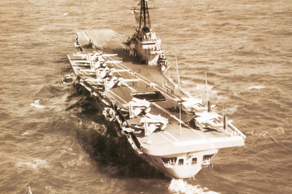 A-11 Minas Gerais com oitro P-16A da FAB  Capitão de Mar-e-Guerra Paulo de Paula Mesiano