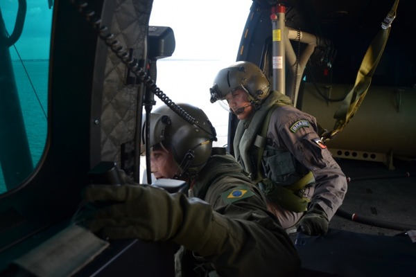 Tripulantes da FAB e EB balizando helicóptero  Ten Takeo