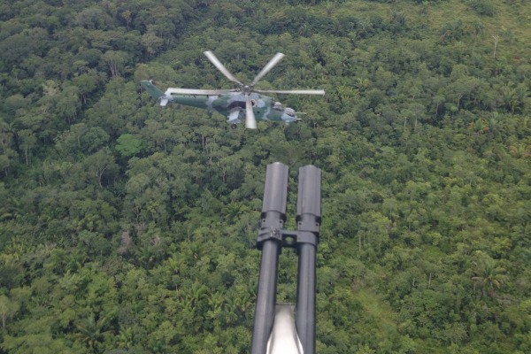 Durante os treinamentos, os pilotos simulam situações em que os AH-2 Sabre engajam em combate aéreo com a outra aeronave