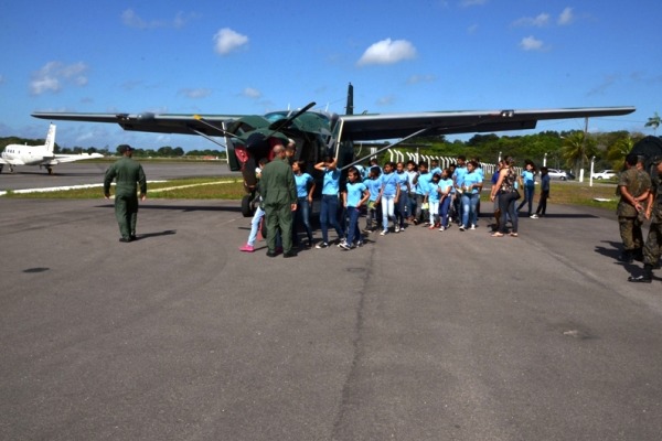 Estudantes aprenderam como podem ajudar os aeronavegantes a trabalhar com segurança