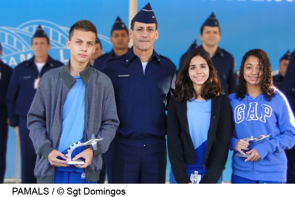 Ganhadores do Concurso Literário com o Brig Carlos  Sgt Domingos