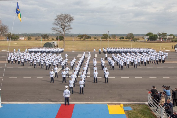 Cadetes formam o sabre alado  Cabo Vinícius Santos / Agência Força Aérea