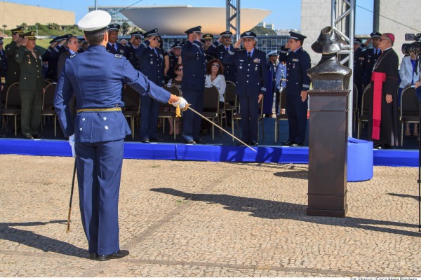 Busto de Santos Dumont presente na solenidade  Sargento Johnson Barros / Agência Força Aérea