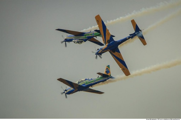 Aviões da Fumaça fizeram piruetas no ar  Sgt Batista/Agência Força Aérea