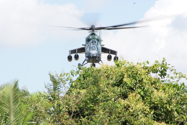 Unidade equipada com helicópteros AH-2 Sabre retomou os exercícios de voos a baixíssima altura